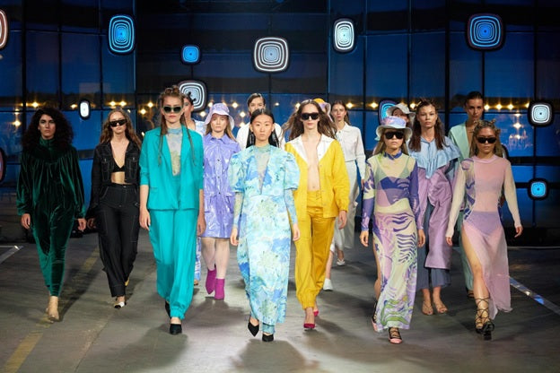 Digital Catwalk: The Power of Online Platforms in Fashion Business Gro – Labeloom