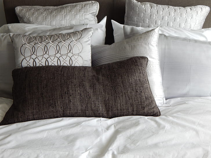 custom printed labels for pillows, bed sheets and quilts